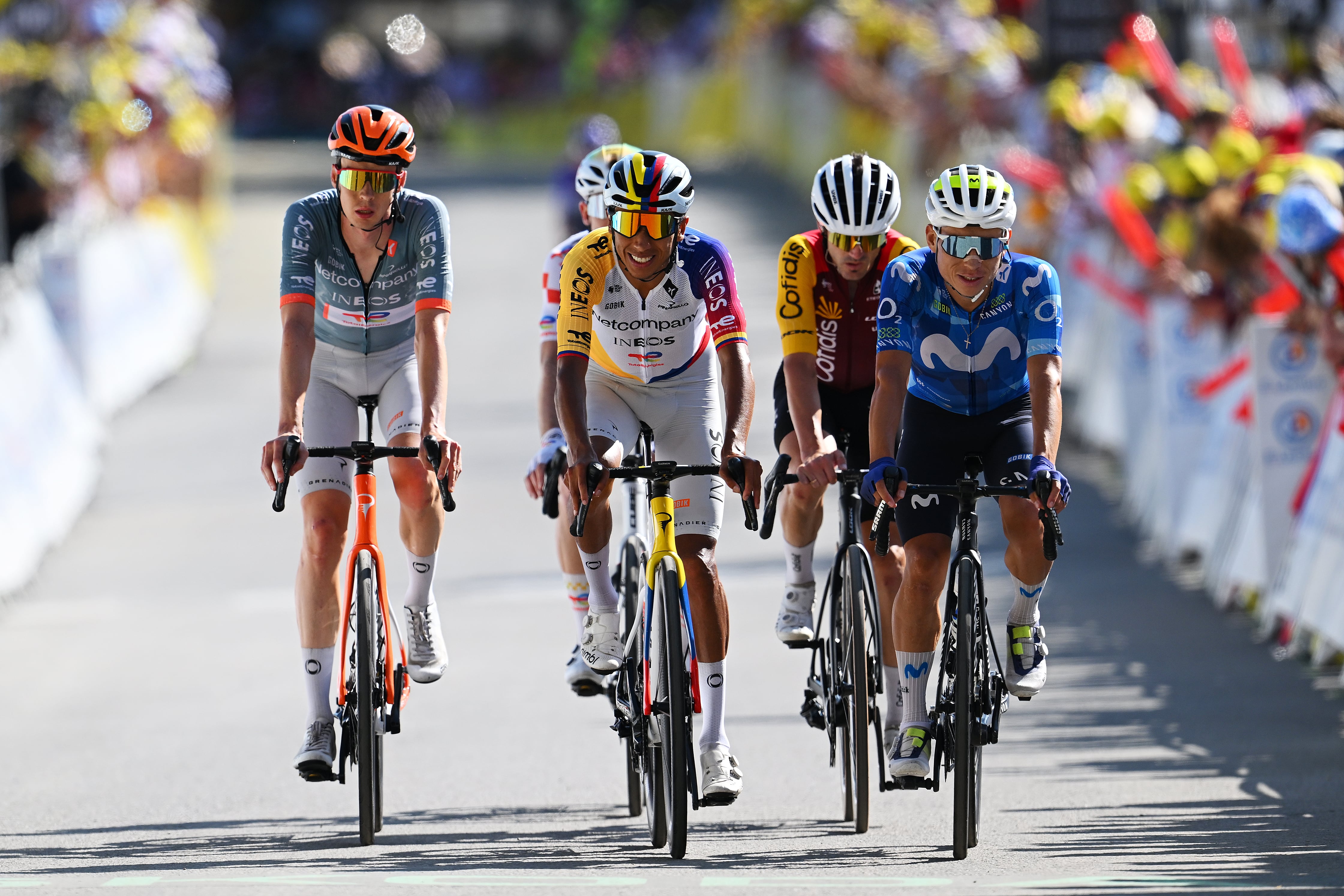 Egan Bernal y Einer Rubio llegando a la meta en una etapa del Tour de Francia 2026