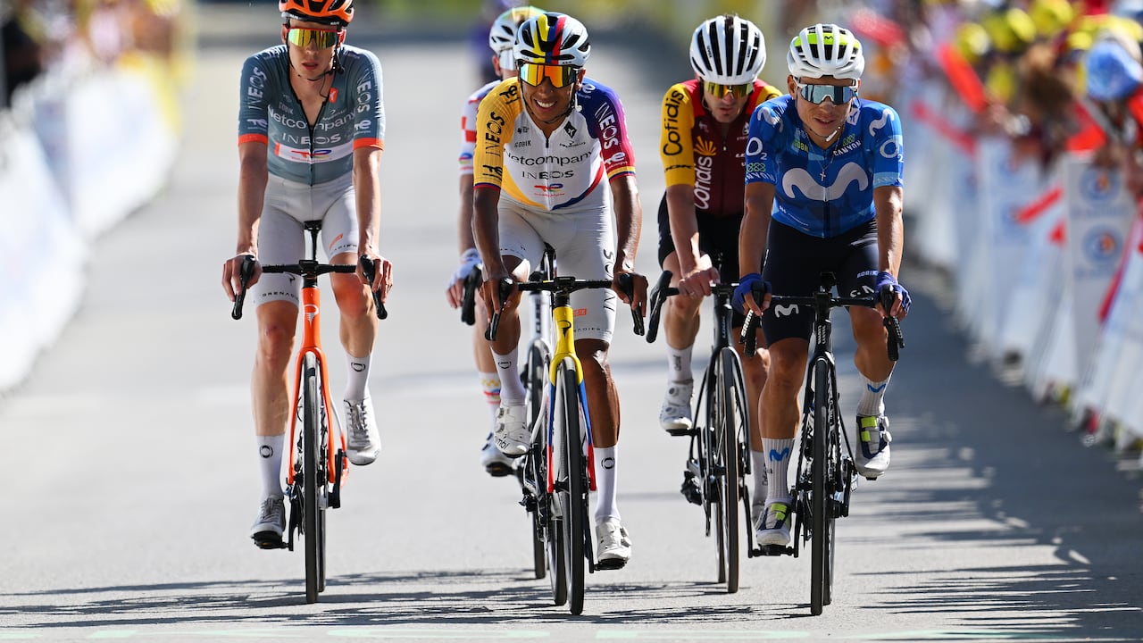 Egan Bernal y Einer Rubio llegando a la meta en una etapa del Tour de Francia 2026.