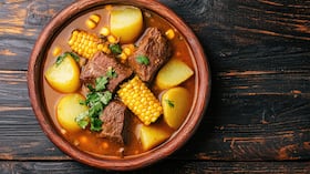 El sancocho es uno de los platos típicos de Colombia