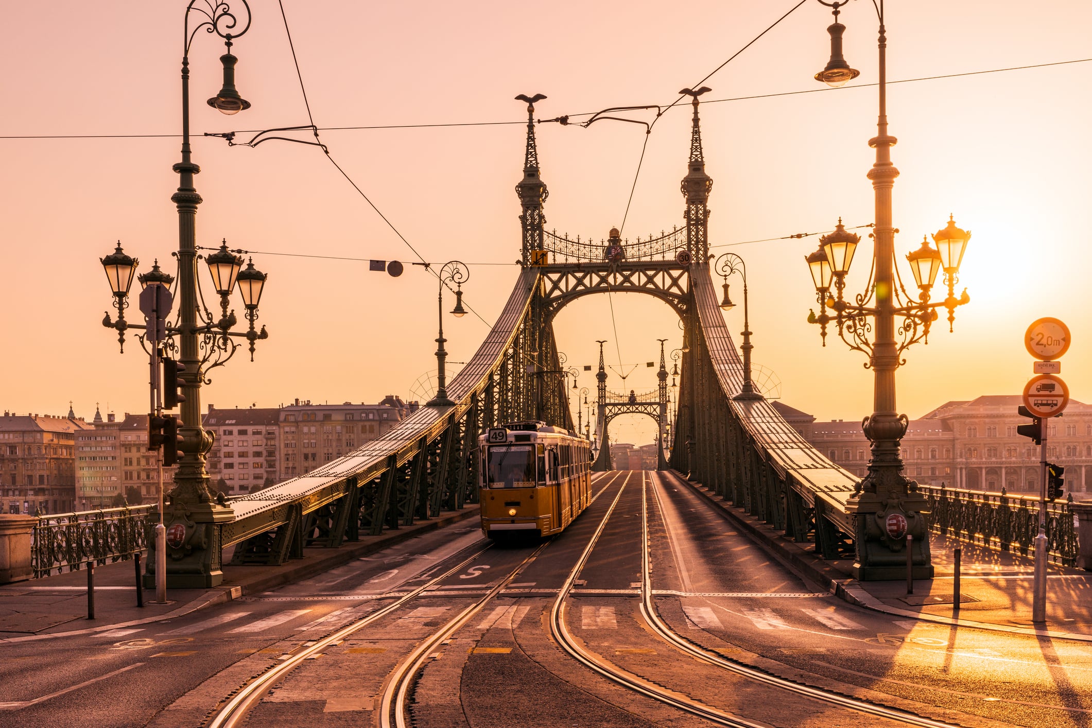 Puente de la Libertad y tranvía amarillo al amanecer en Budapest, Hungría