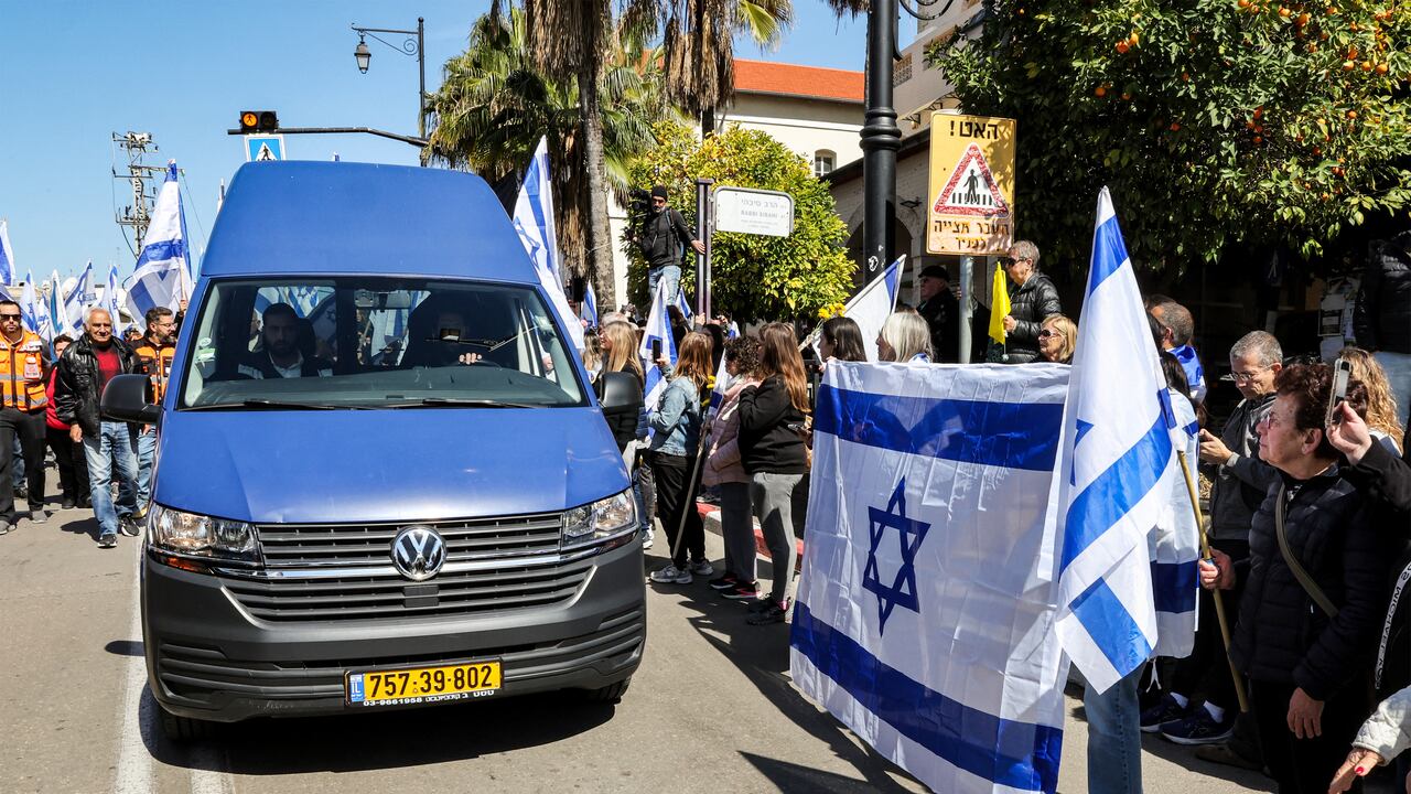Camioneta lleva el cuerpo de uno de los israelíes secuestrado y asesinado por Hamás. Fue recibido en medio de homenajes.