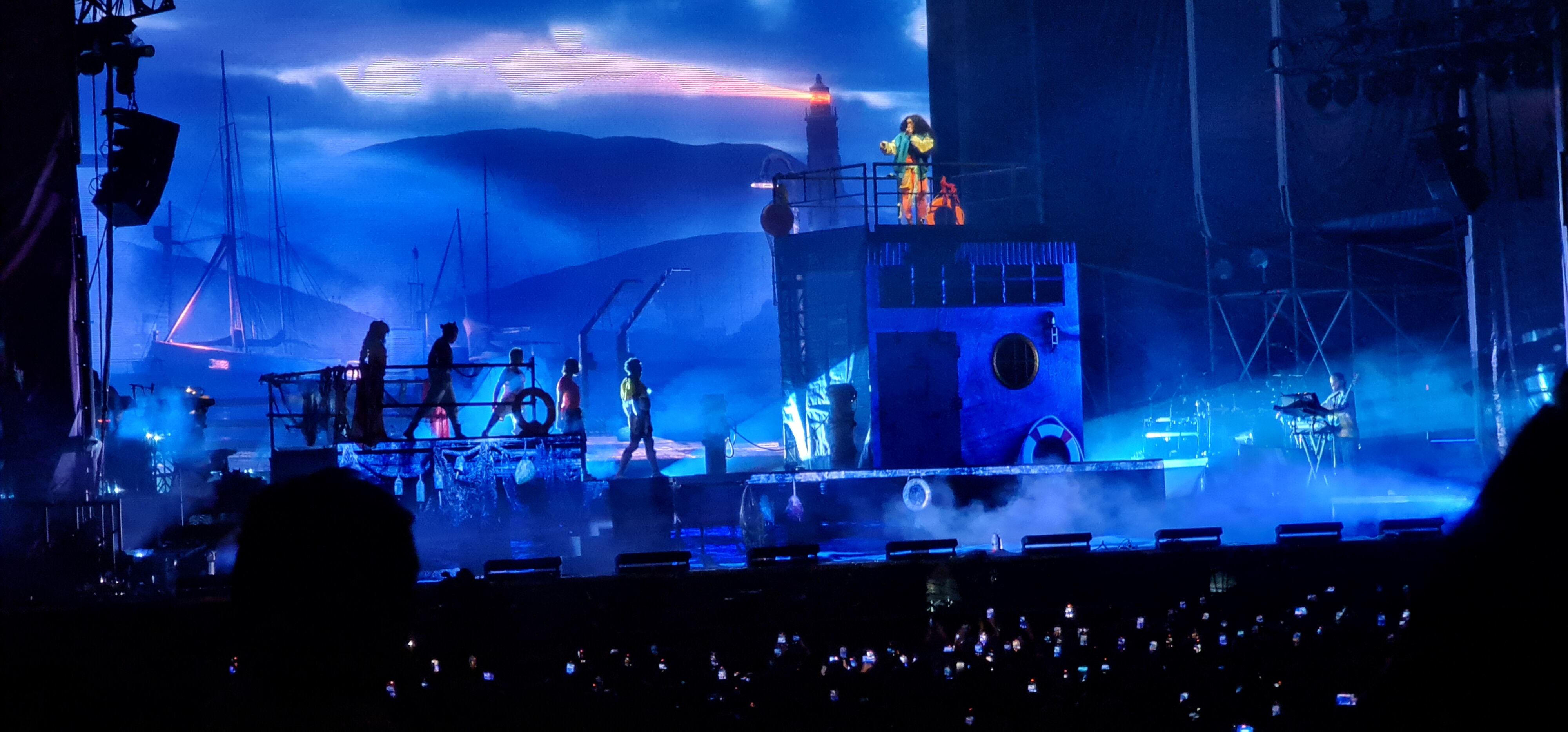 SZA presentó en Estéreo Picnic 2024 un show que, además de su increíble voz y canciones, articula muchísimas artes, con batería y bajo en vivo de alta virtud.