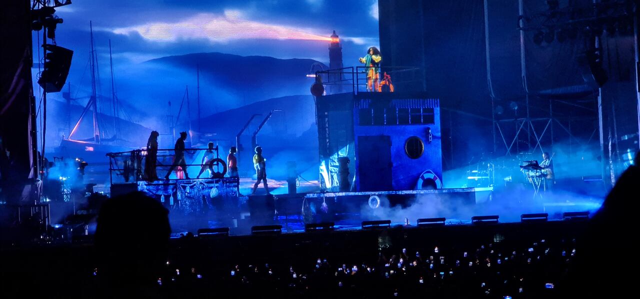 SZA presentó en Estéreo Picnic 2024 un show que, además de su increíble voz y canciones, articula muchísimas artes, con batería y bajo en vivo de alta virtud.