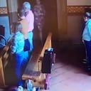 Los delincuentes le robaron el bolso a la mujer.