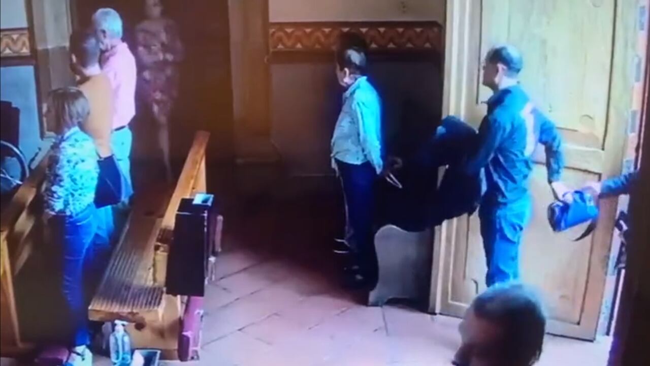 Los delincuentes le robaron el bolso a la mujer.