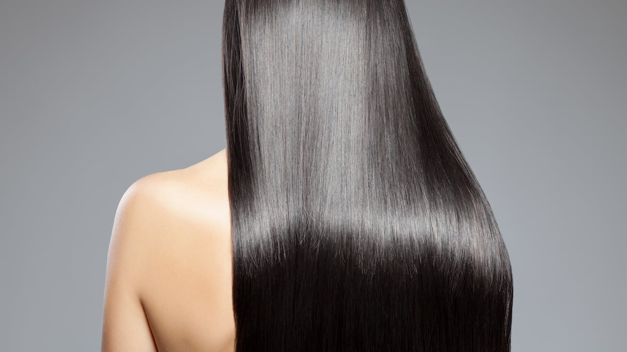 El calor extremo puede eliminar la humedad natural del cabello, dejándolo seco y quebradizo.