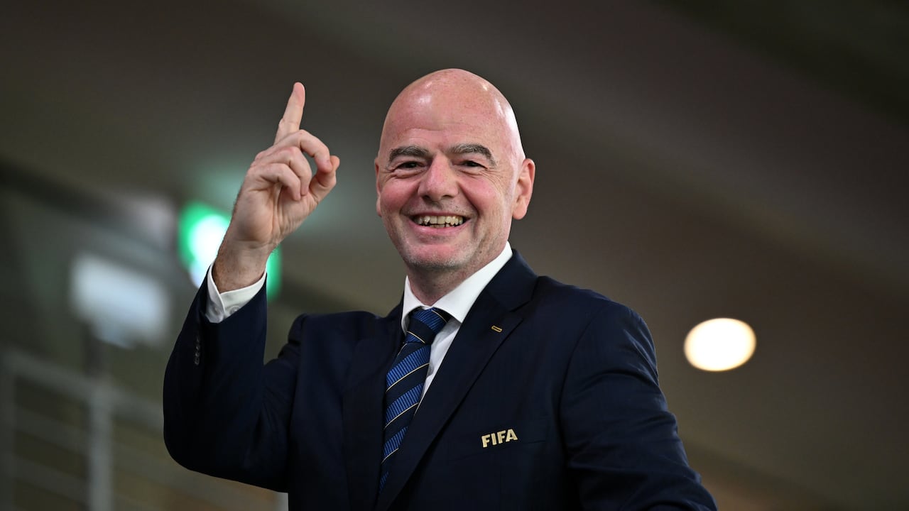Gianni Infantino, sonriente desde el palco del estadio en Sídney.