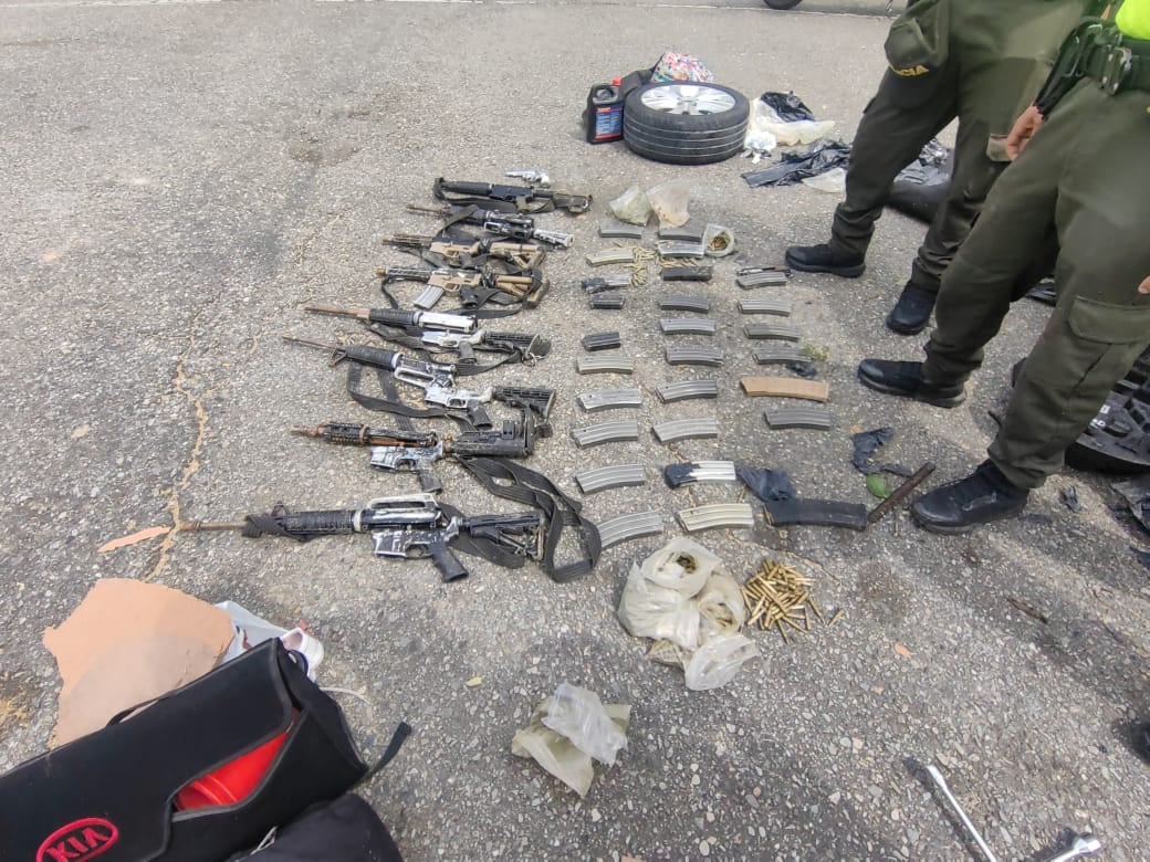 Fusiles de las disidencias de las Farc decomisados en la vía Bogotá, Villavicencio.