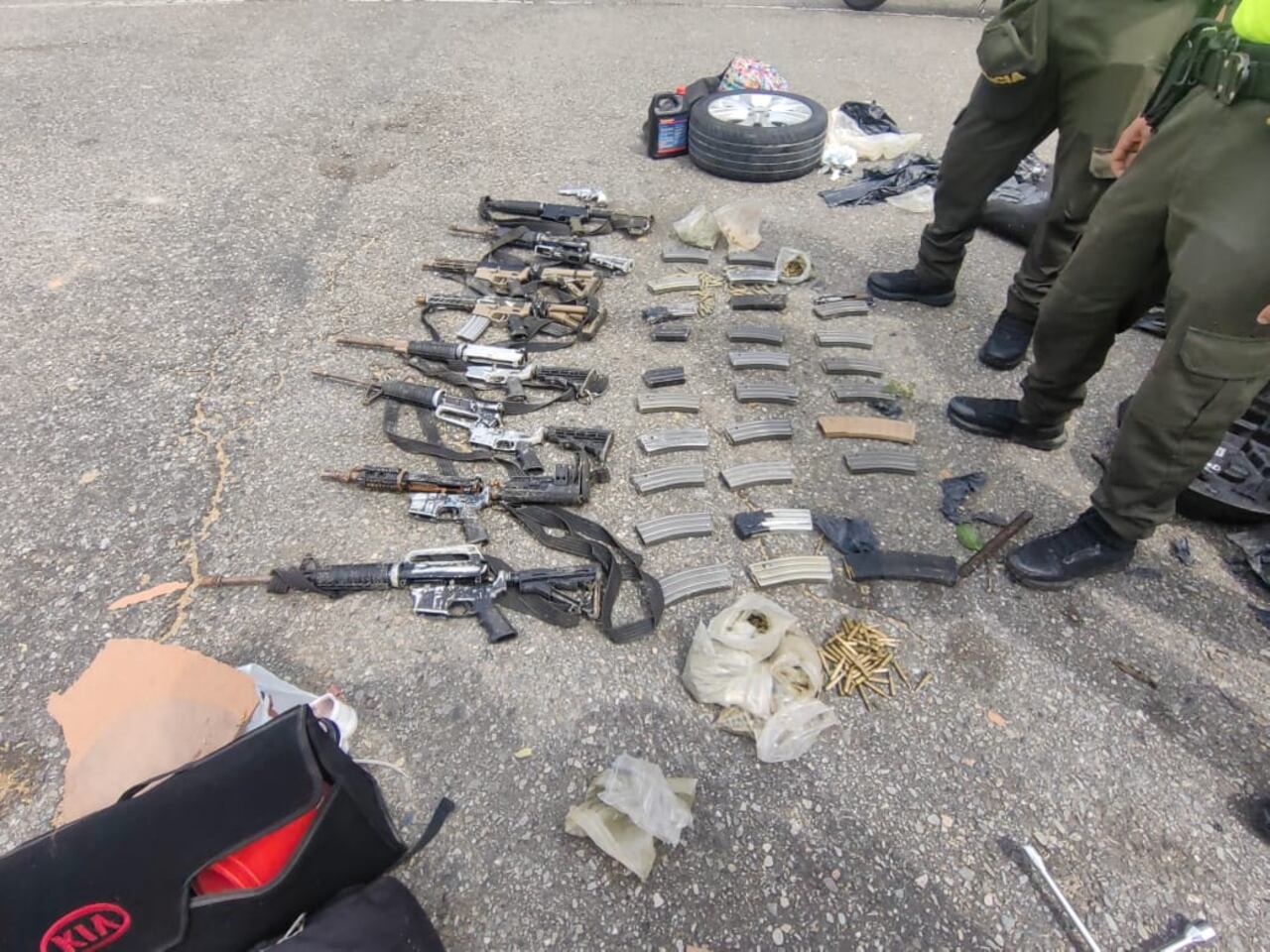 Fusiles de las disidencias de las Farc decomisados en la vía Bogotá, Villavicencio.