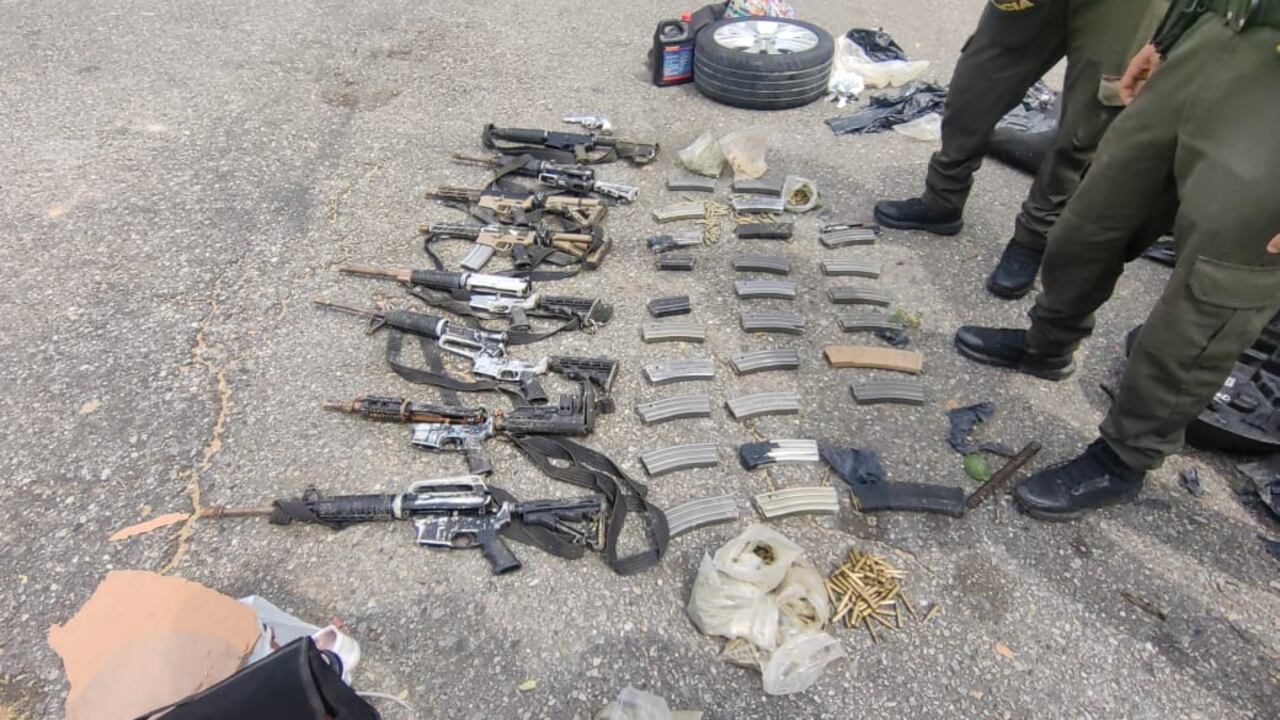 Fusiles de las disidencias de las Farc decomisados en la vía Bogotá, Villavicencio.