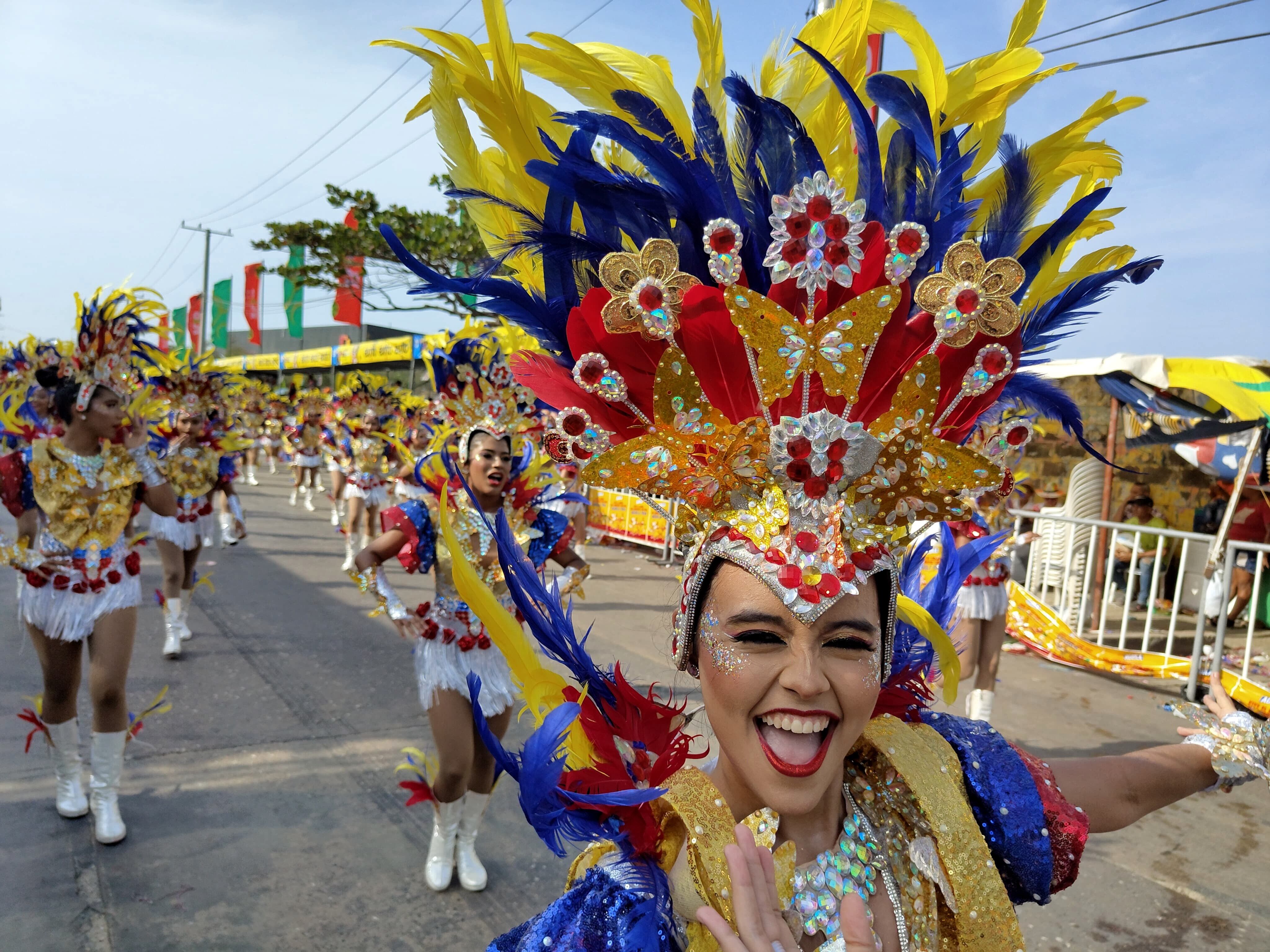 El carnaval de Barranquilla con  Batalla de flores dio inicio oficial a cuatro días de cultura, colorido, tradición, pero sobre todo una "gozadera total" para propios y extraños que en esta ocasión presentó una participación a  de 20 carrozas y estuvo a reventar en todo su recorrido por  la vía 40. foto José L Guzmán. El País.