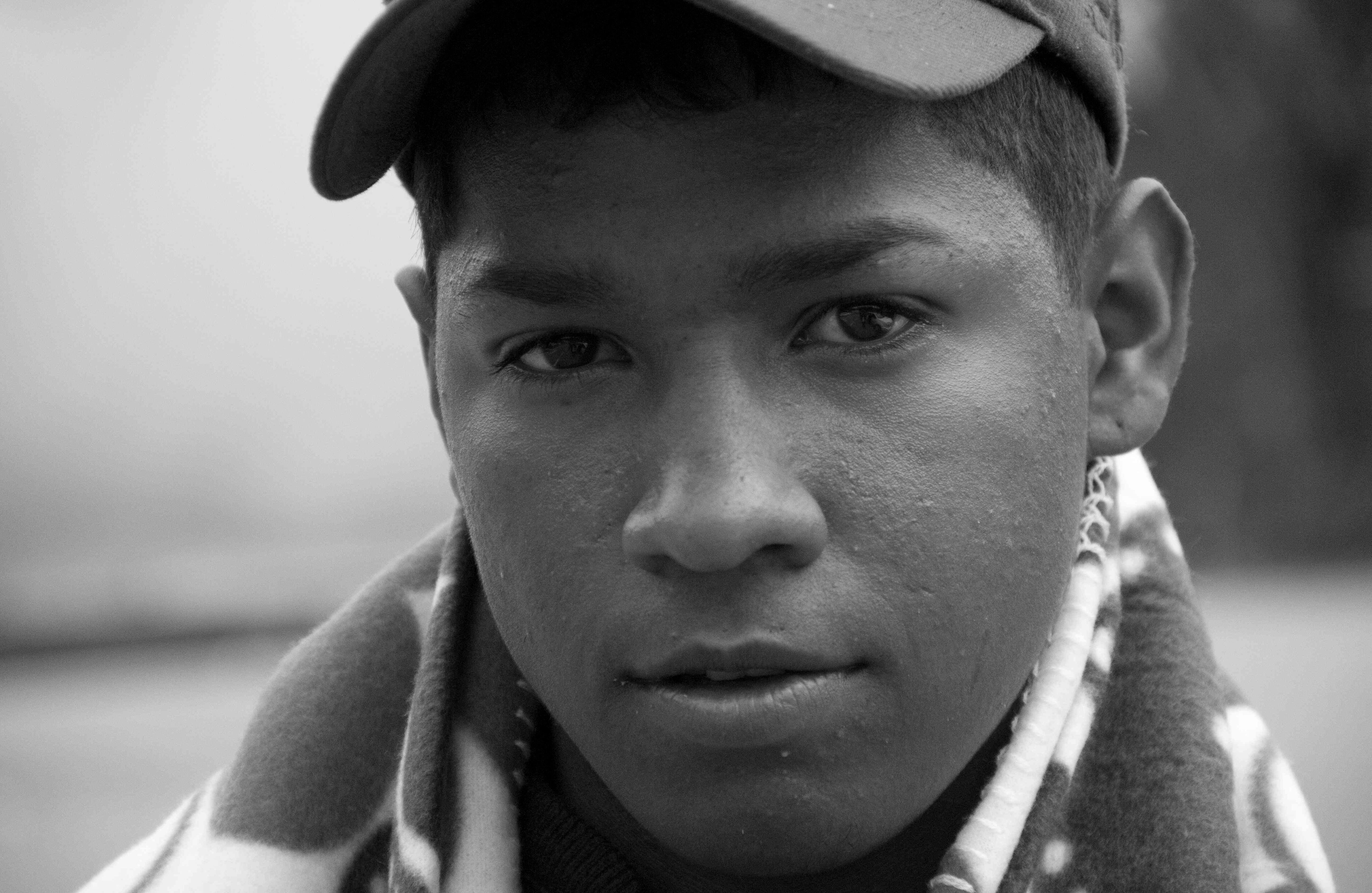 Christopher Reinosa: A su corta edad, Christopher lo había intentado todo en Venezuela. Trabajó en una obra del metro, manejó una moto taxi, ayudó en bodegas, pero ningún trabajo le dio el sustento para lo que él quería: estudiar. La situación empeoró y ya no había ni para comer. Por eso decidió emprender camino hacia Ecuador. “Le pido a Dios que me ayude a encontrar un trabajo digno, le pido que proteja a mi mamá que la dejé. Ella me dio todo en la vida y ahora me toca a mí”.