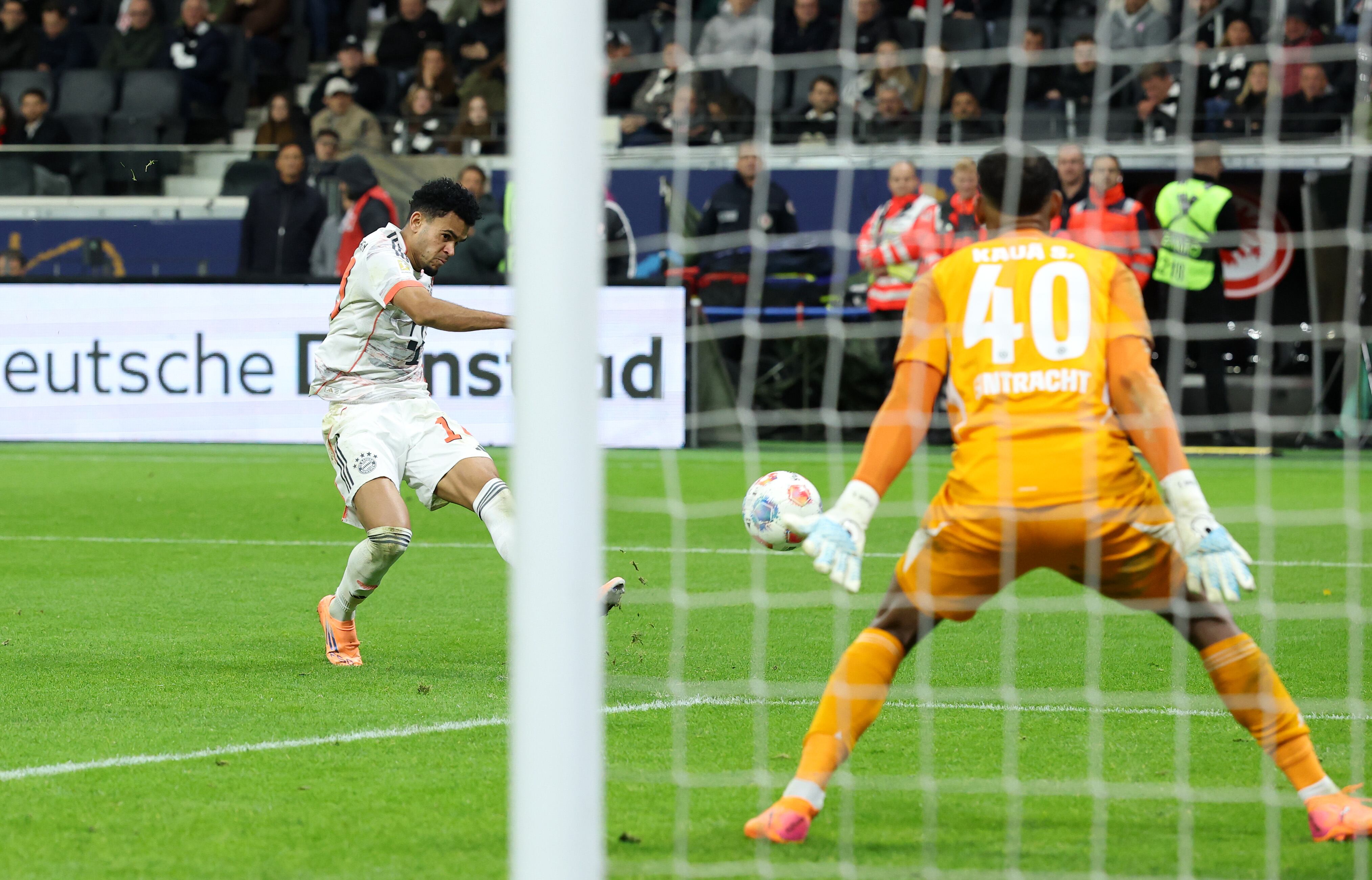 FRANKFURT AM MAIN, GERMANY - OCTOBER 04: Luis Diaz of Bayern Munich scores his team's third goal past goalkeeper Kaua Santos of Eintracht Frankfurt during the Bundesliga match between Eintracht Frankfurt and FC Bayern München at Deutsche Bank Park on October 04, 2025 in Frankfurt am Main, Germany. (Photo by Alexander Hassenstein/Getty Images)
