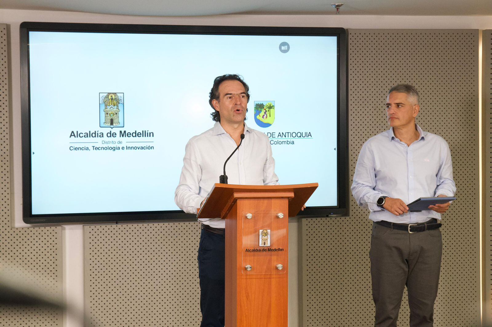 Andrés Julián Rendón y Federico Gutiérrez convocan a plantón a favor de Venezuela.