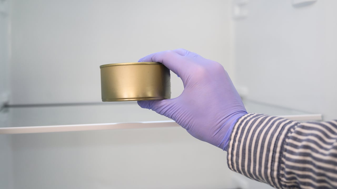 Las latas abiertas en la nevera pueden ser riesgosa.