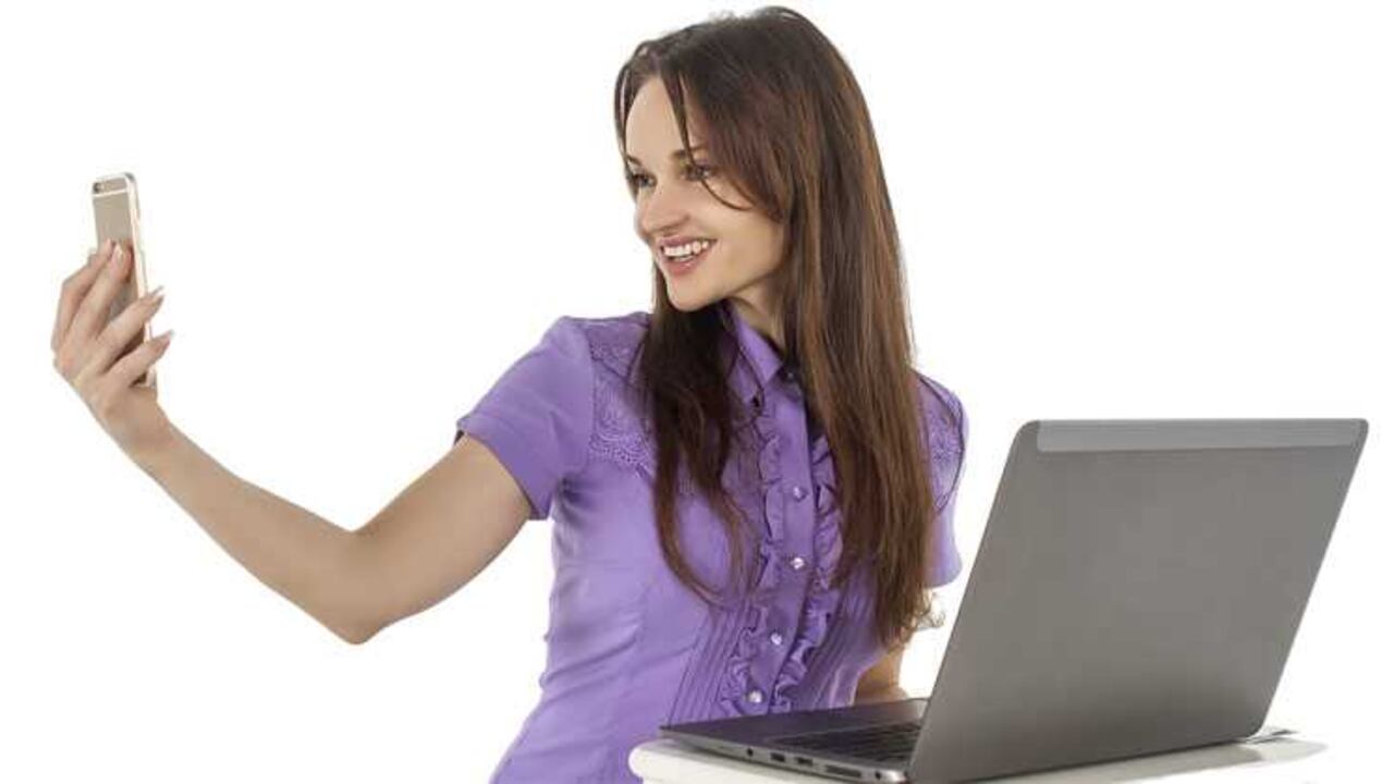 Siempre sonríe porque las personas que sonríen son consideradas amables y accesibles.