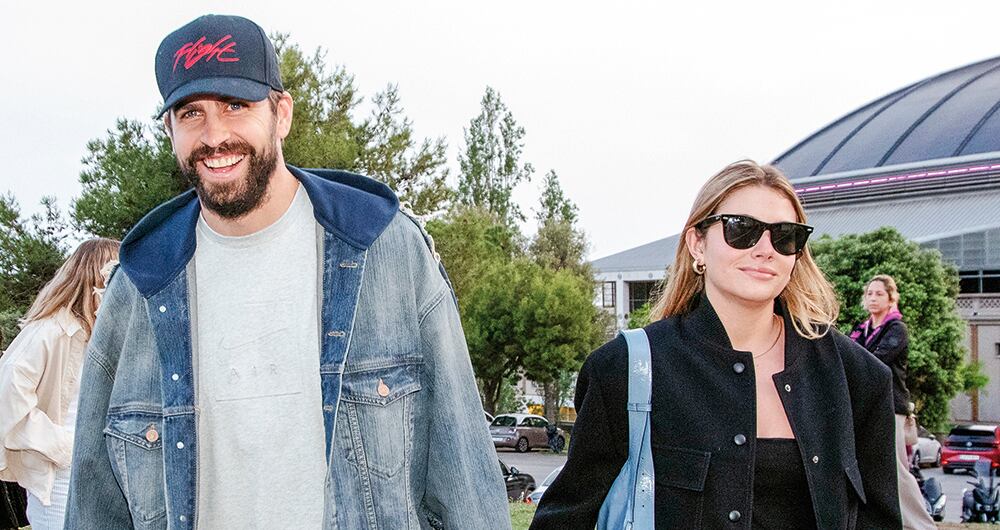 Gerard Piqué ya da rienda suelta a sus sentimientos y no se cohíbe ni de publicar fotos con Clara Chía, ni de demostrar su amor por las calles.