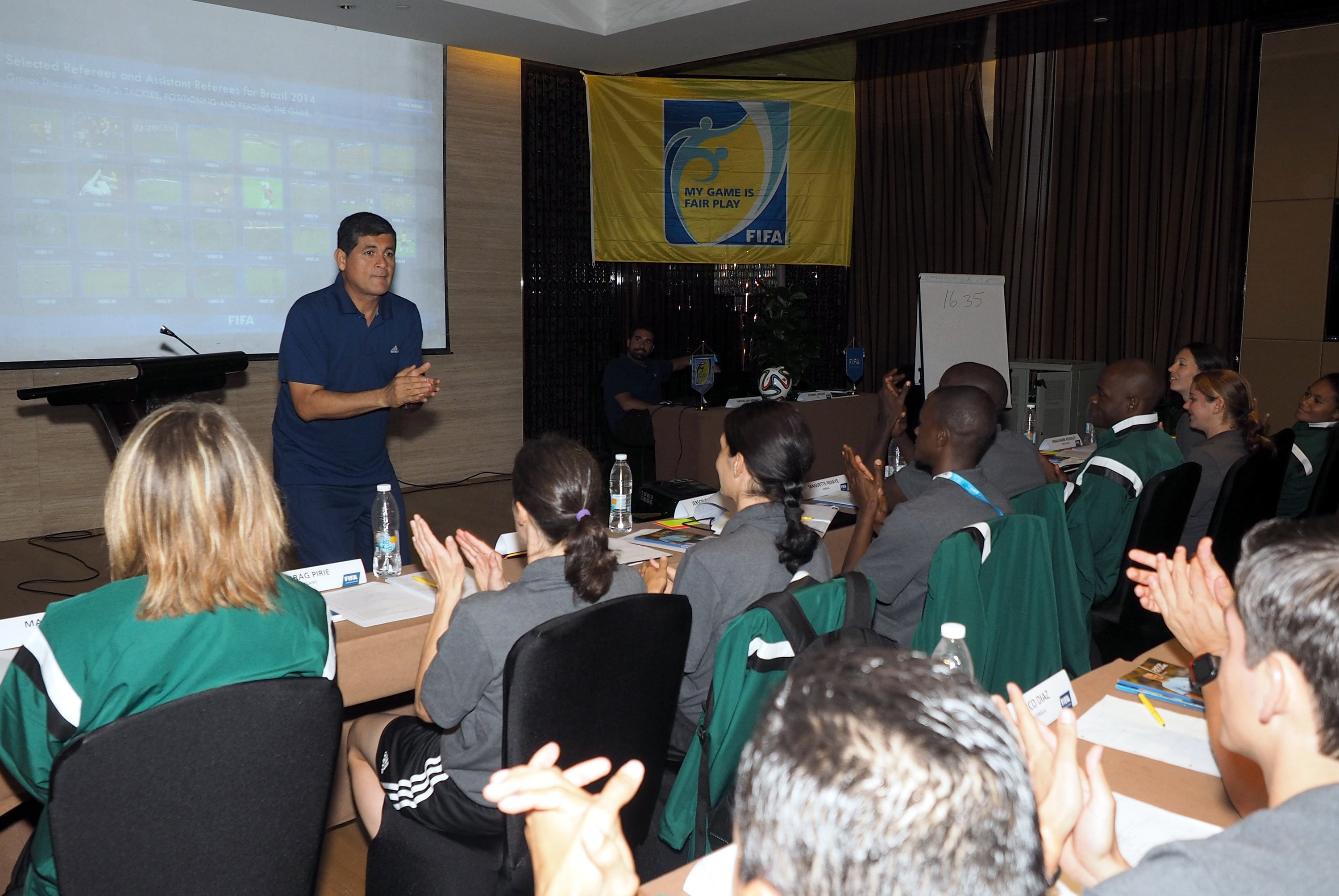 Óscar Julián Ruiz en una de las charlas en las que ha sido instructor de nuevos jueces.