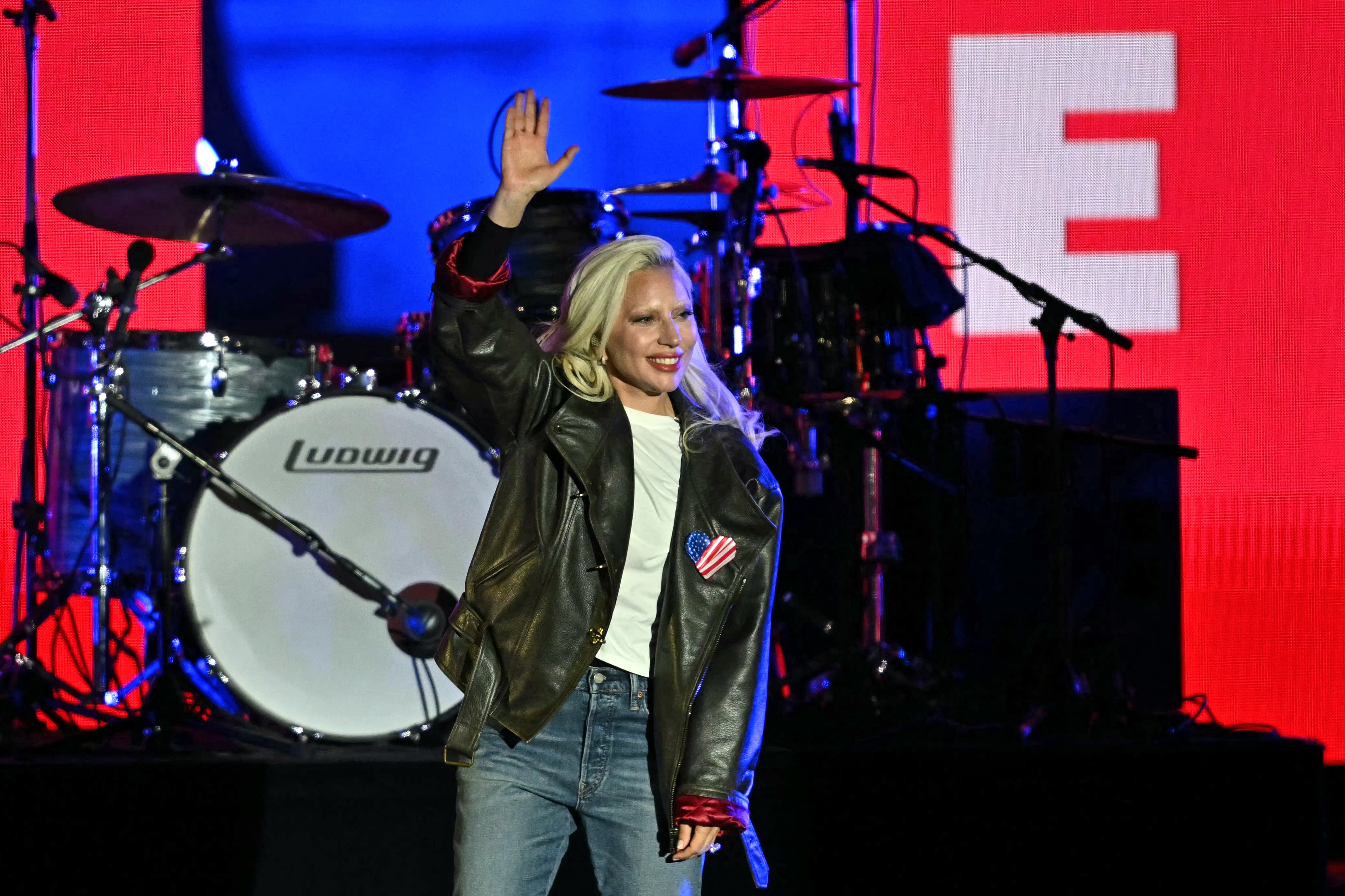 La cantante estadounidense Lady Gaga saluda antes de actuar durante un mitin de campaña de la vicepresidenta estadounidense y candidata presidencial demócrata Kamala Harris.
