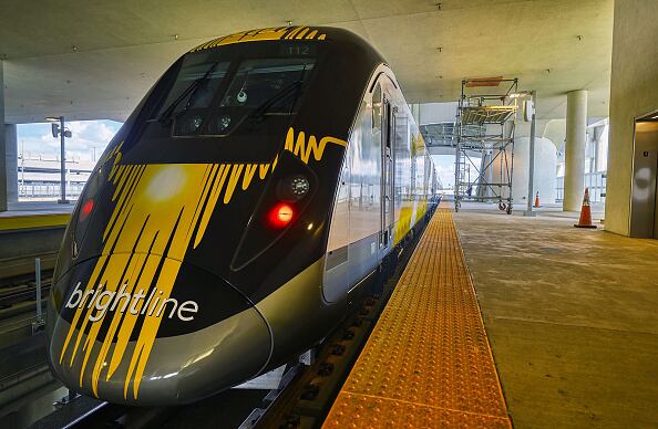 El tren de alta velocidad que cubrirá la ruta entre Miami y Orlando comenzará a operar este verano, reducirá el tiempo para los millones de turistas y habitantes de esas dos ciudades en un poco más de  media hora. (Ricardo Ramirez Buxeda/Orlando Sentinel/Tribune News Service via Getty Images)