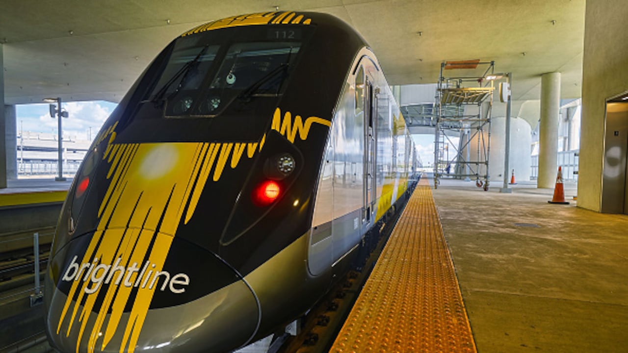 El tren de alta velocidad que cubrirá la ruta entre Miami y Orlando comenzará a operar este verano, reducirá el tiempo para los millones de turistas y habitantes de esas dos ciudades en un poco más de media hora. (Ricardo Ramirez Buxeda/Orlando Sentinel/Tribune News Service via Getty Images)