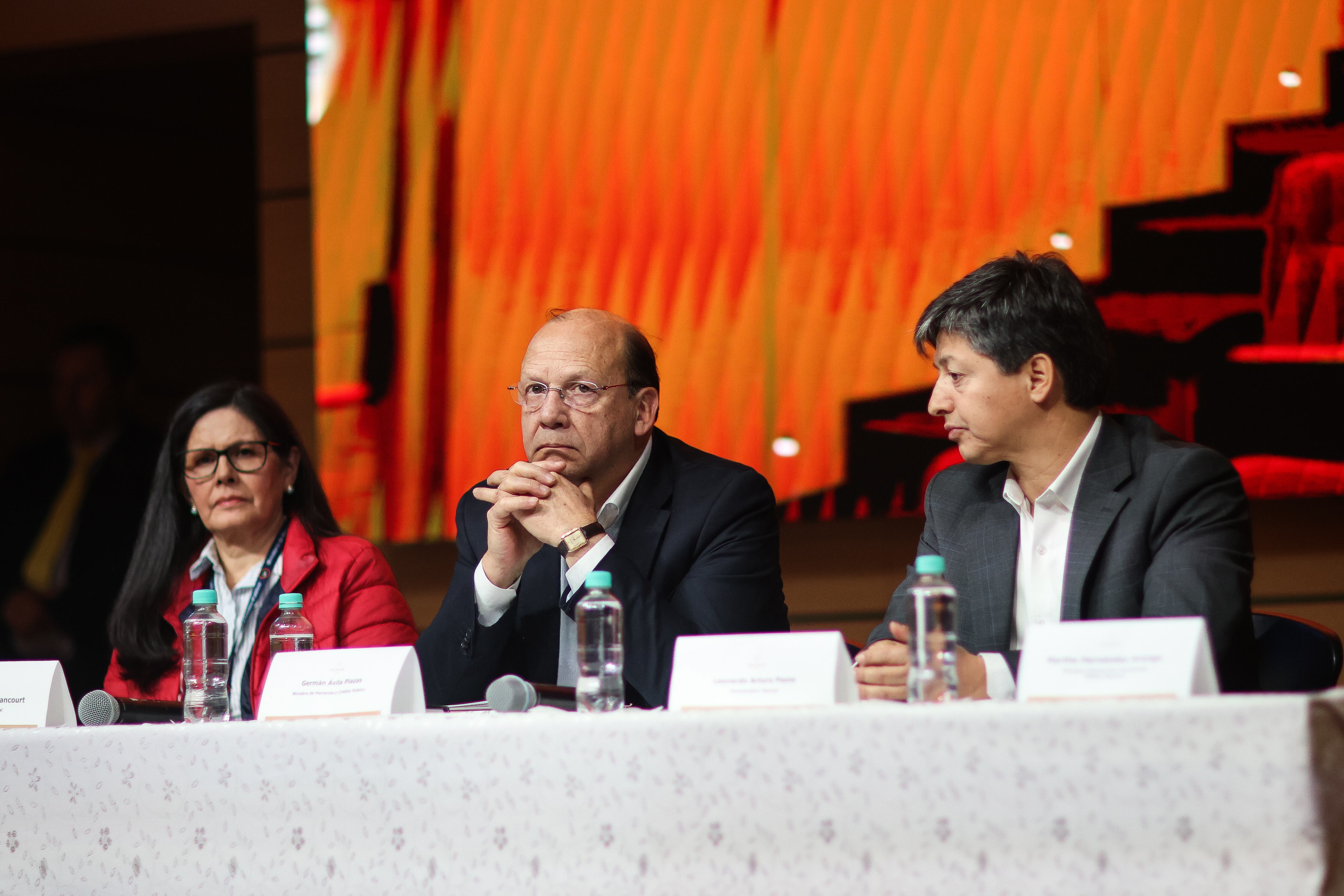 Rueda de prensa de la Ley de financiamiento con el  ministro de hacienda, Germán Ávila, los viceministros Carlos Betancourt y Leonardo Pazos y la Dir. de Presupuesto, Martha Hernández.