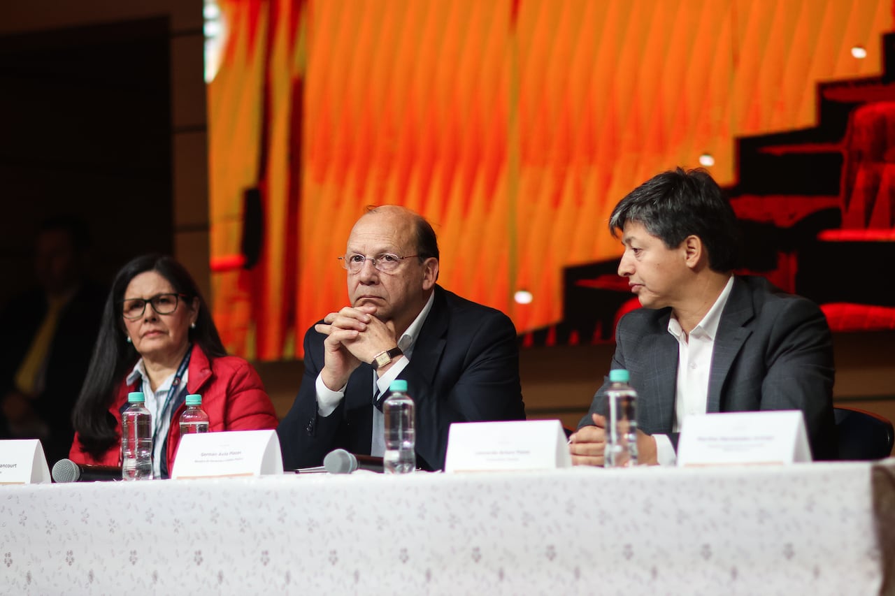 Rueda de prensa de la Ley de financiamiento con el ministro de hacienda, Germán Ávila, los viceministros Carlos Betancourt y Leonardo Pazos y la Dir. de Presupuesto, Martha Hernández.