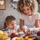 Madre e hija haciendo batido