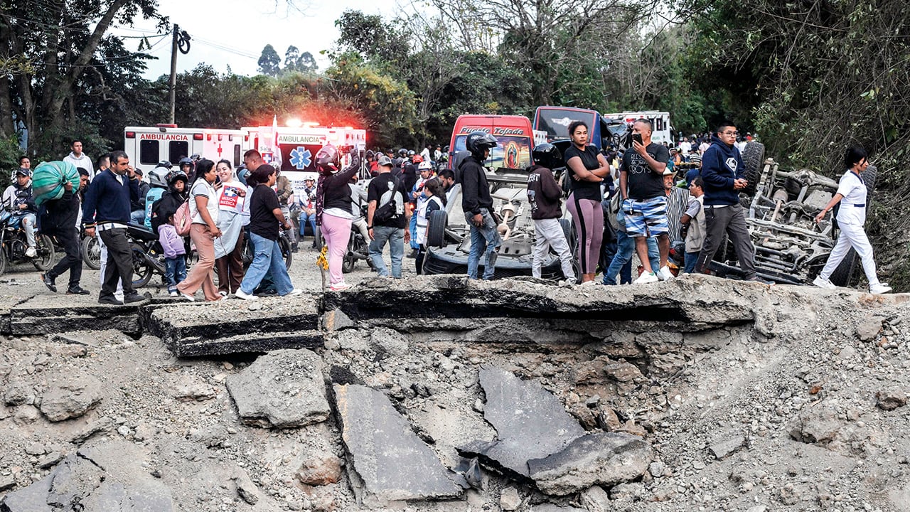 Así quedó la Vía Panamericana tras el atentado terrorista. El corredor vial más importante del suroccidente de Colombia tuvo que ser cerrado por al menos dos días. 