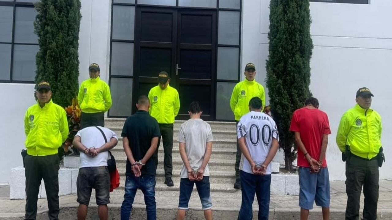 Cinco hombres fueron capturados mediante orden judicial.