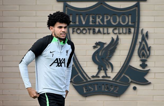 Luis Díaz en la sede deportiva del Liverpool