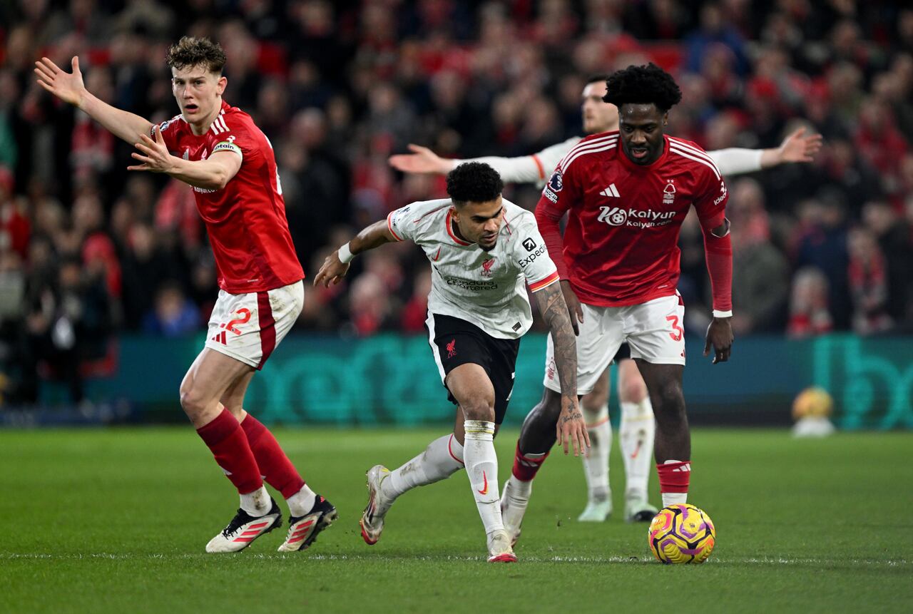 Luis Díaz del Liverpool corre con el balón durante el partido de la Premier League entre el Nottingham Forest FC y el Liverpool FC en el City Ground el 14 de enero de 2025 en Nottingham, Inglaterra.