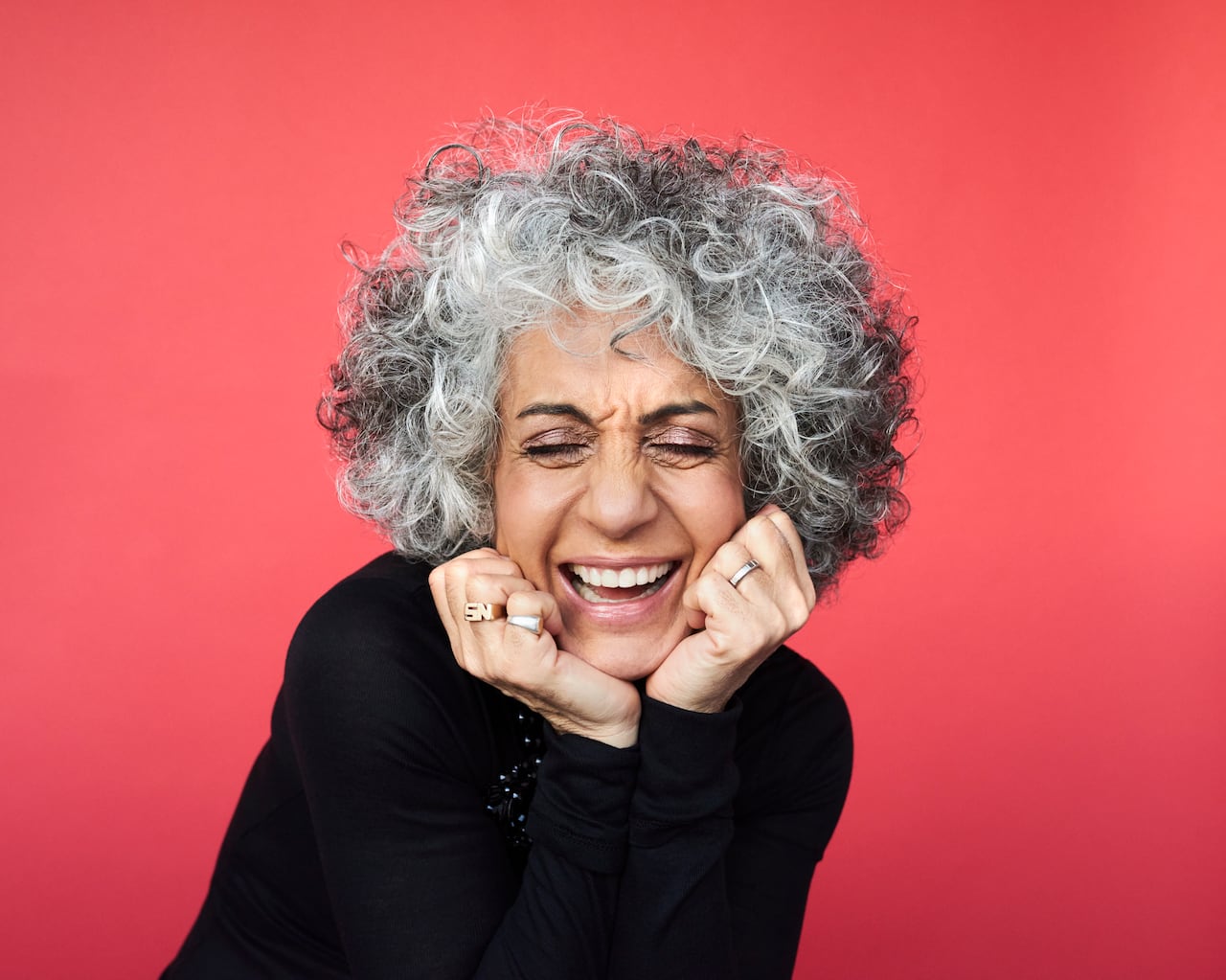 Mujer mayor luciendo su cabello