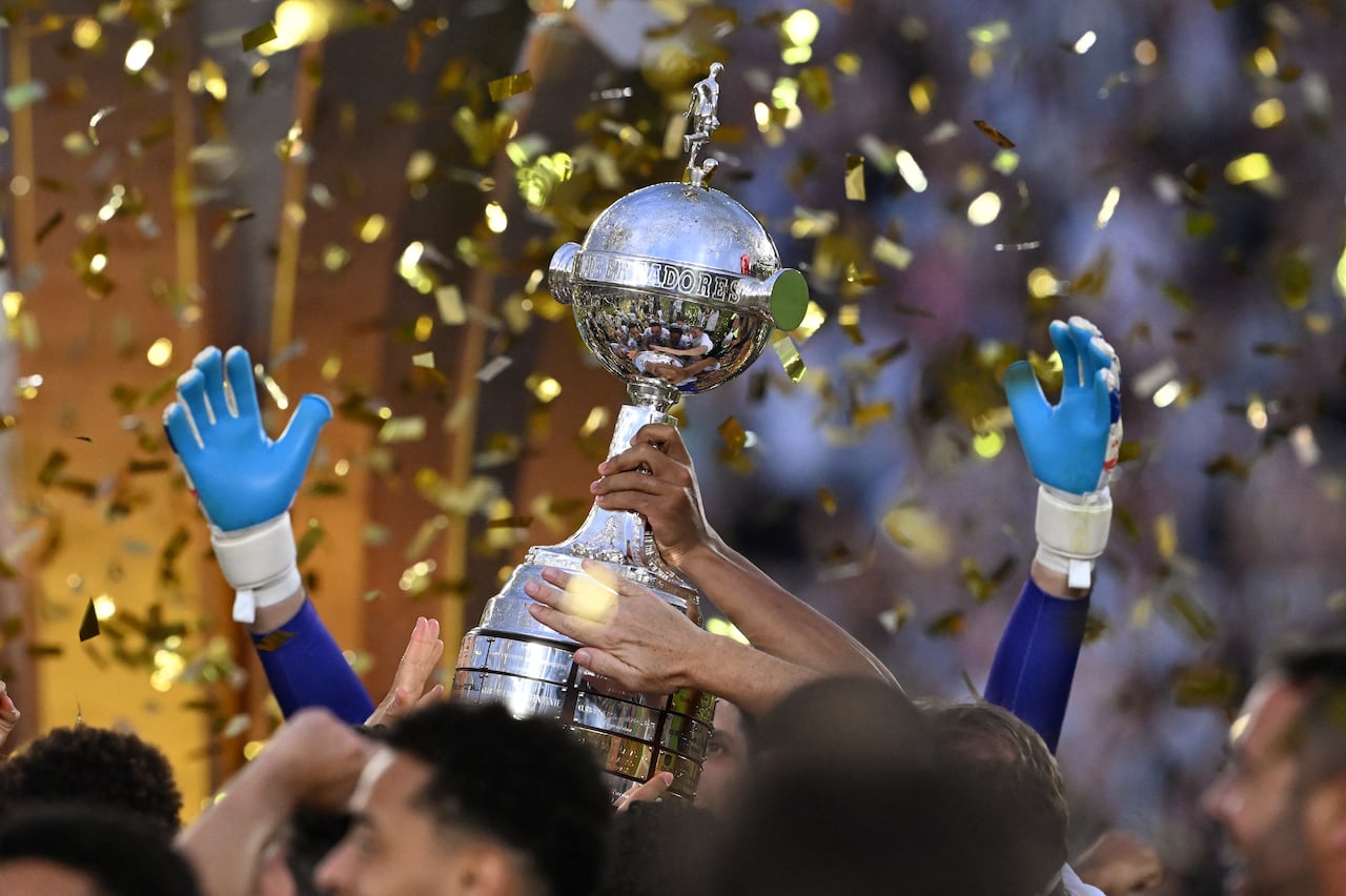 El trofeo de la Copa Libertadores durante la final de una de las ediciones anteriores.