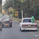 El hombre fue grabado por un conductor que también se movilizaba por la vía.