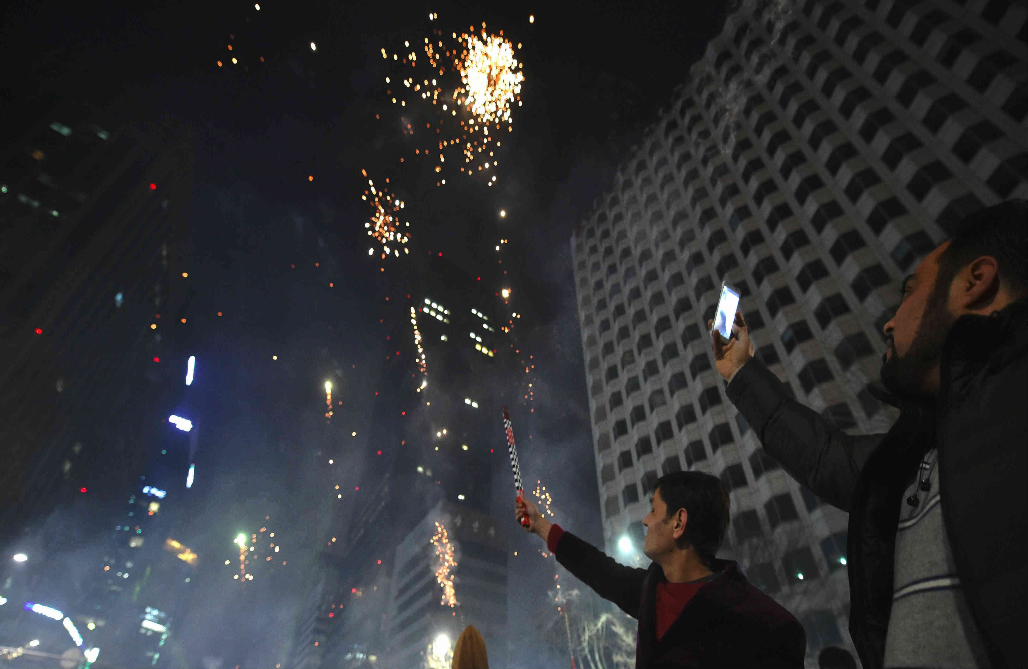 Así se vivió el conteo de año nuevo en el centro de Seul. 