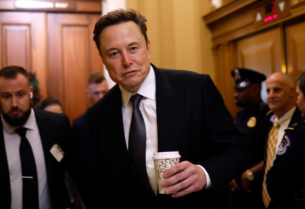 Elon Musk deja atrás la autocrítica y lanza un plan de gran escala en IA.