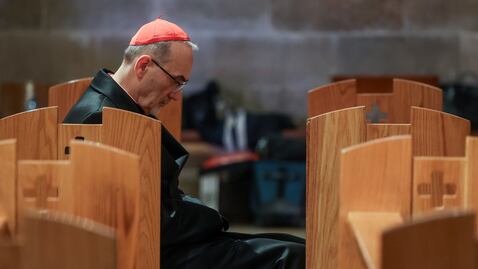 El cardenal Pierbattista Pizzaballa, patriarca latino de Jerusalén, se sienta en la iglesia de Todas las Naciones durante el Domingo de Ramos, en Jerusalén.