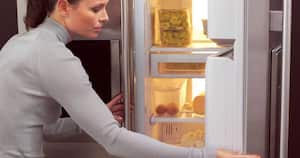 Aunque necesite enfriar algo rápidamente, la mala práctica de introducir alimentos calientes en la nevera puede hacer que su electrodoméstico haga un esfuerzo adicional, buscando mantener la temperatura baja en su interior. Así que evite hacerlo.