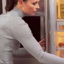 Aunque necesite enfriar algo rápidamente, la mala práctica de introducir alimentos calientes en la nevera puede hacer que su electrodoméstico haga un esfuerzo adicional, buscando mantener la temperatura baja en su interior. Así que evite hacerlo.