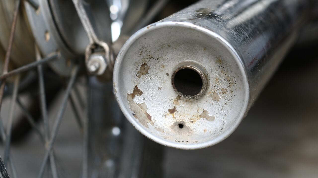 ¿Te preguntas cómo prolongar la vida útil de una moto? La respuesta puede estar en la limpieza regular del tubo de escape.