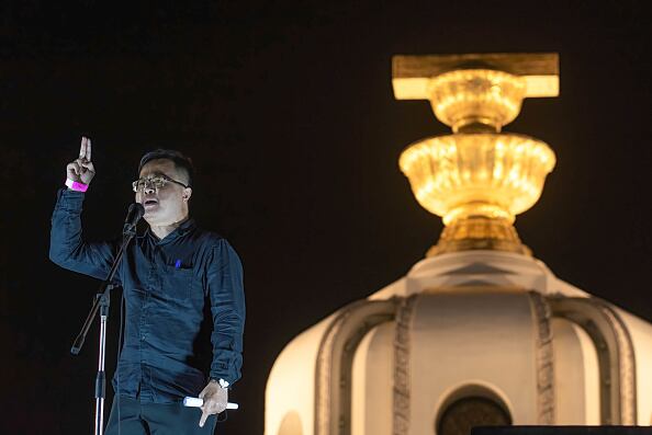 Arnon, de 39 años, aún tiene 13 casos pendientes por la ley de lesa majestad, que convierte los insultos al monarca, su familia inmediata y el regente en delitos punibles con hasta 15 años de prisión