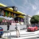 Aficionados colombianos apoyando al equipo EF Education First en Nimes