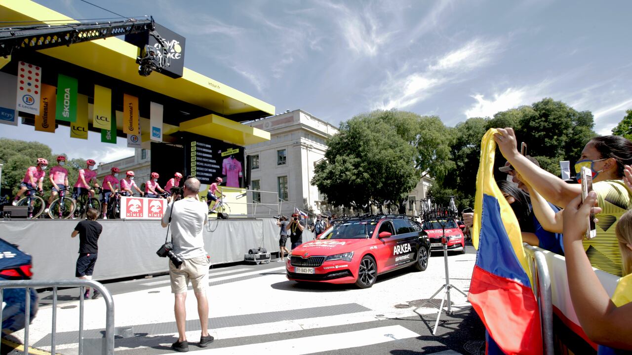 Aficionados colombianos apoyando al equipo EF Education First en Nimes