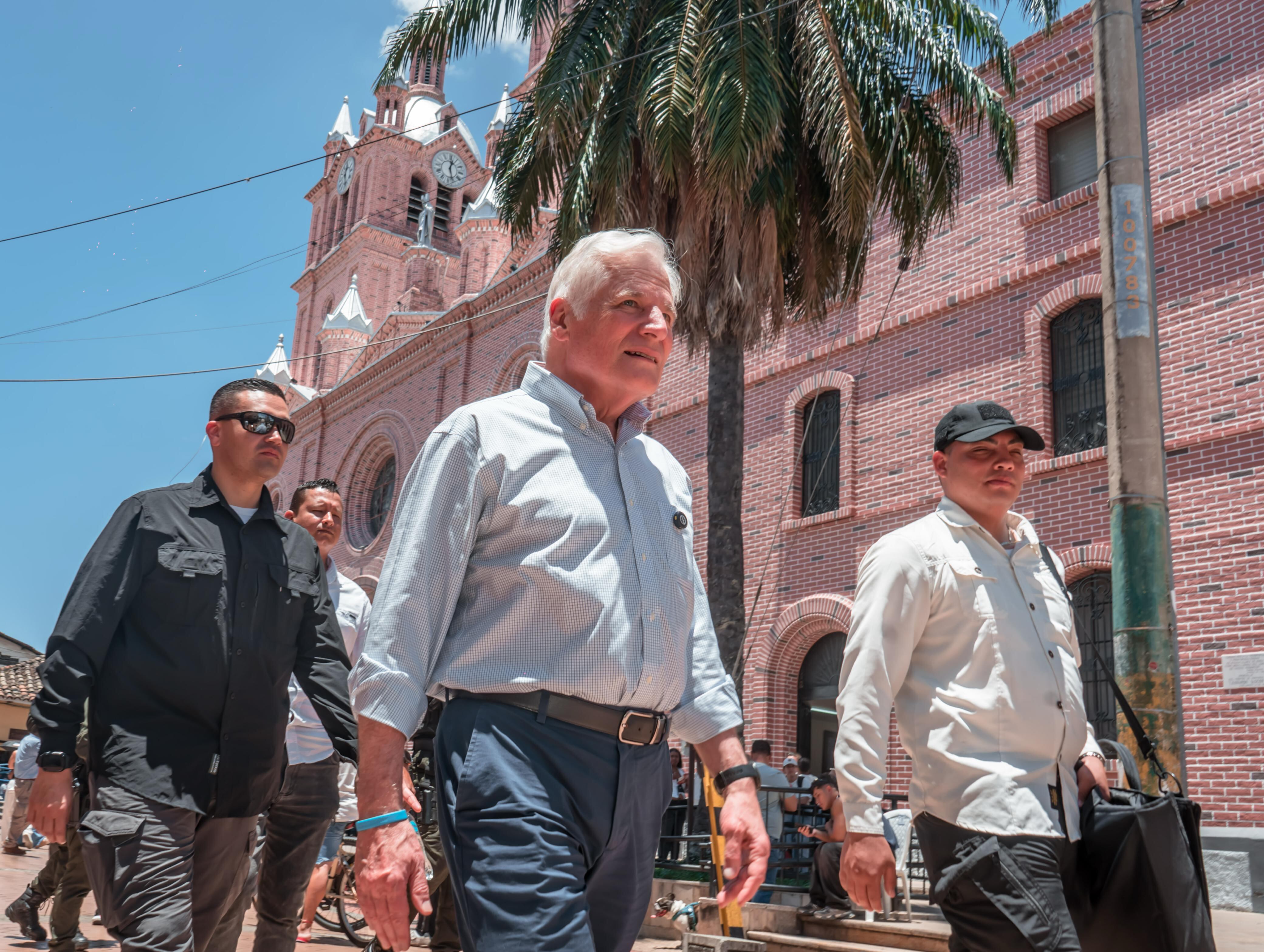 El candidato presidencial Miguel Uribe Londoño visitó este Jueves Santo la Basílica del Señor de los Milagros en Buga.