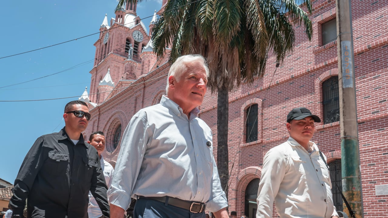 El candidato presidencial Miguel Uribe Londoño visitó este Jueves Santo la Basílica del Señor de los Milagros en Buga.