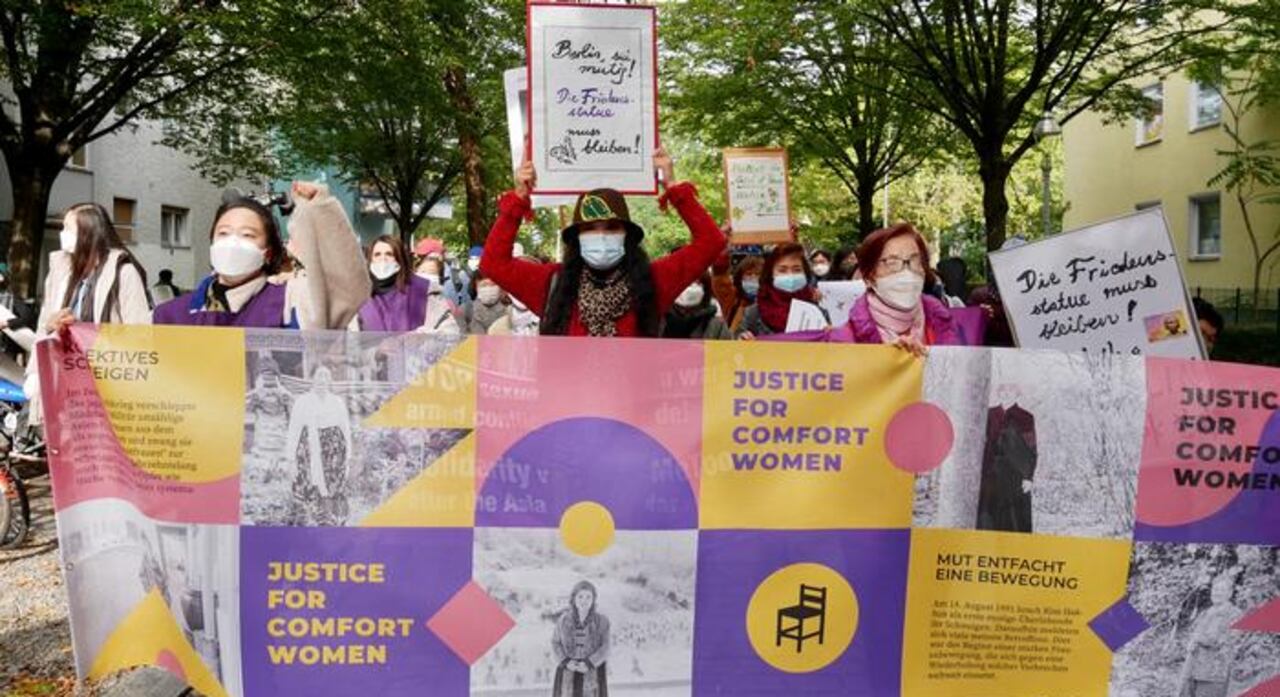 Manifestante por estatua en Berlín DW - NO USAR