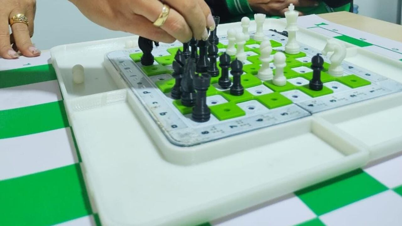 El tablero de ajedrez inclusiva tiene características diferentes