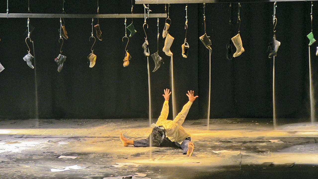 ‘Negro’, del Teatro del Presagio de Cali. La obra está inspirada en una noticia que se convirtió en un hito en los medios: un desplazado, desesperado por el hambre y por no haber recibido ayuda alguna del gobierno, se tomó la sede de Red de Solidaridad en Cali.