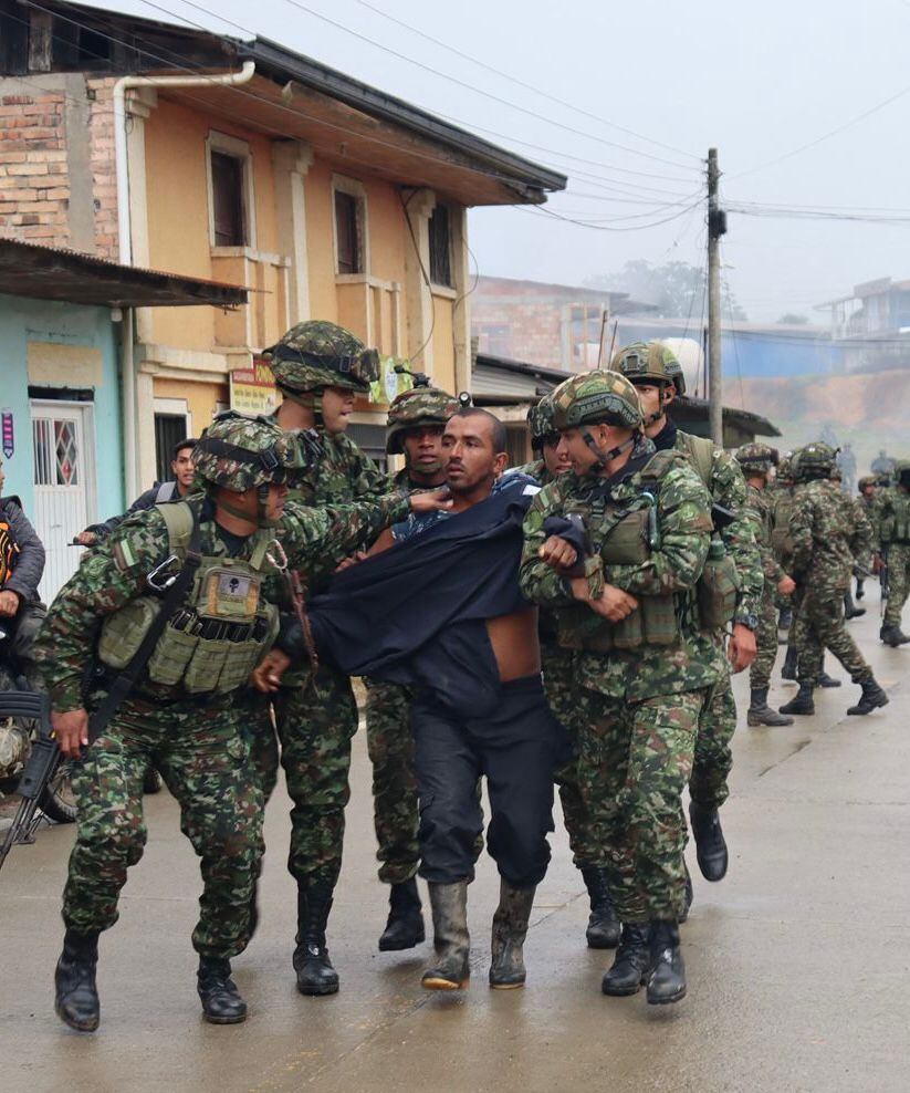 Este es el momento de la captura de algunos de los campesinos señalados  por las autoridades de secuestrar 57 militares que adelantaban operativos contra las disidencias de las Farc.